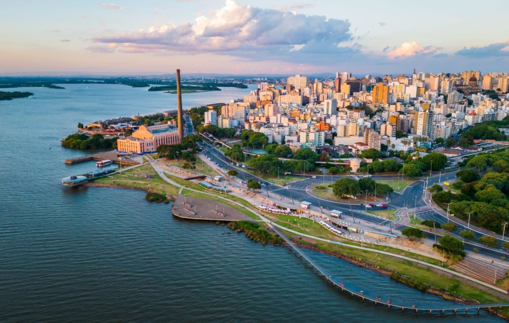 Vista aérea da Usina do Gasômetro em Porto Alegre ao pôr do sol